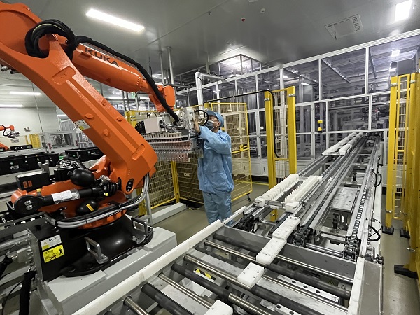 凌晨1點，專用電路事業部程凱在方型電芯注液車間對注液下料機器人手爪進行維護.jpg