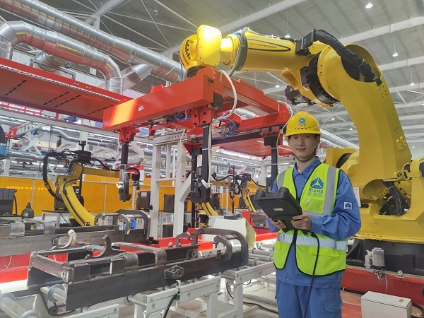 11時，機器人事業部張鴻杰在徐州外門架焊接生產線項目現場進行門架焊接工藝調試.jpg