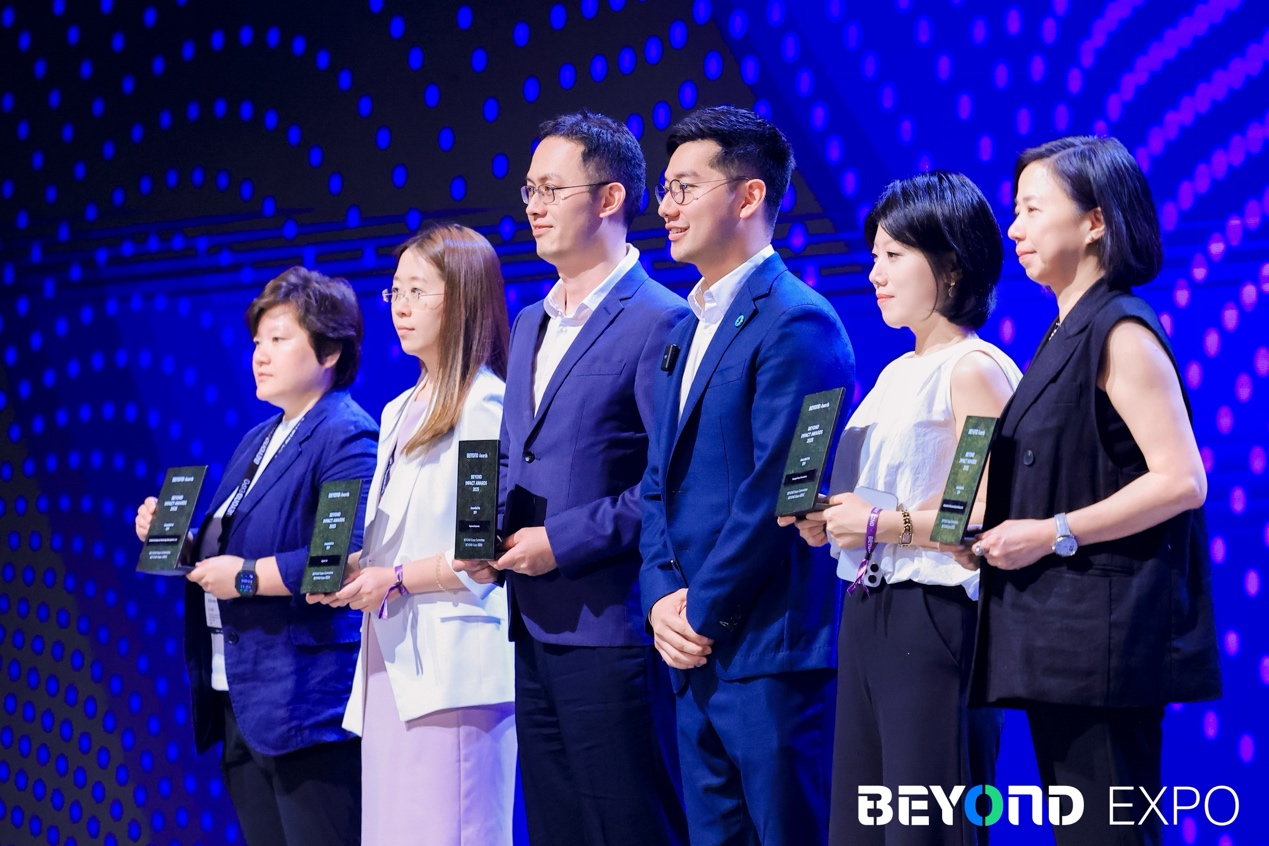 一群人站在麥克風前

AI 生成的內容可能不正確。