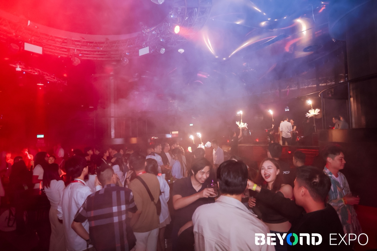 舞臺上有一群人

AI 生成的內容可能不正確。