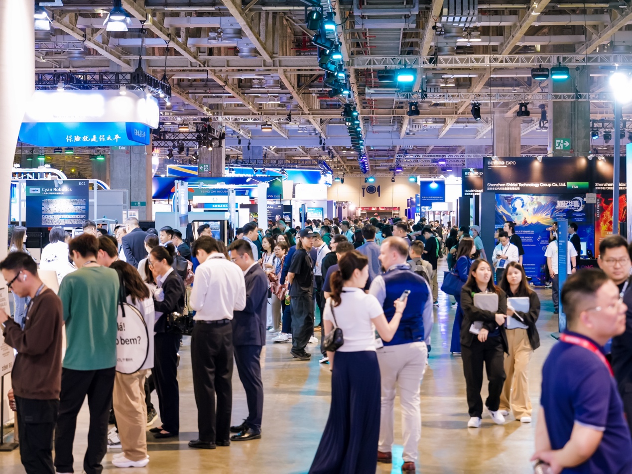 許多人站在火車旁走

AI 生成的內容可能不正確。